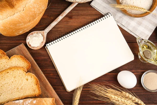 Carnet et ingrédients pour le pain — Photo