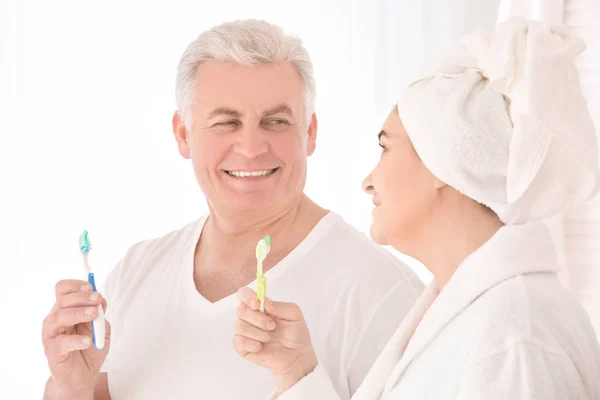 Senior couple nettoyage des dents — Photo
