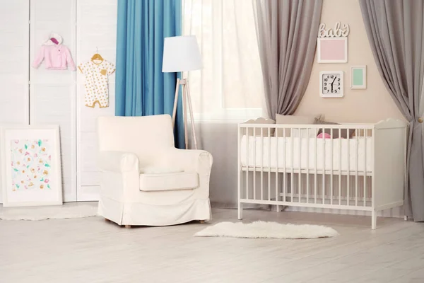 Interior da luz aconchegante quarto do bebê — Fotografia de Stock