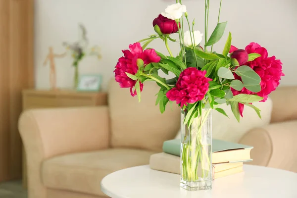 Peonies and eustoma flowers in vase — Stock Photo, Image