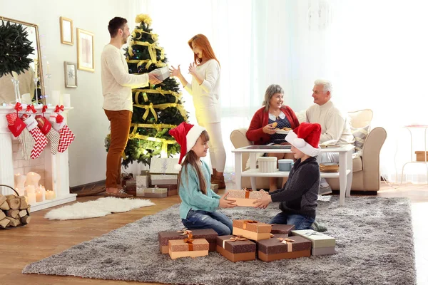 クリスマスに装飾されたリビング ルームで家族 — ストック写真