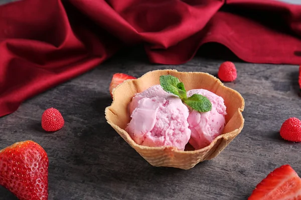 Cuenco de obleas con helado de fresa — Foto de Stock