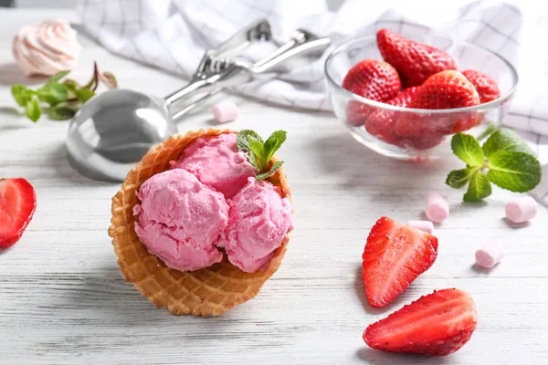 Cono di wafer con gelato alla fragola — Foto Stock