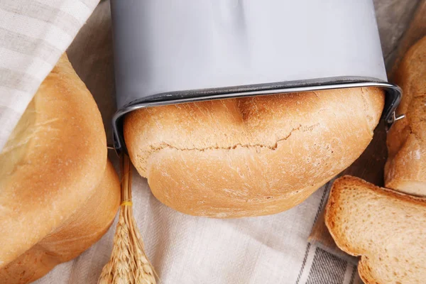 Roti yang dipanggang di mesin roti — Stok Foto
