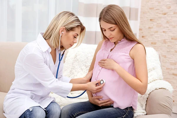 Konsultasi ginekologi. Wanita hamil dengan dokternya — Stok Foto