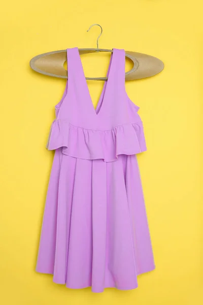 Hermoso vestido lila — Foto de Stock