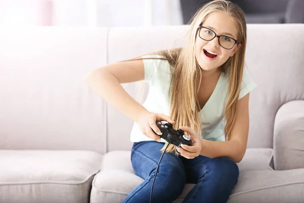 Teenager spielt Videospiel — Stockfoto