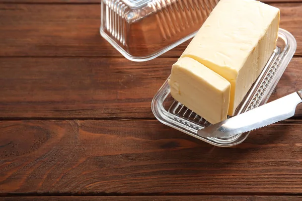 Miska s máslem a nůž — Stock fotografie