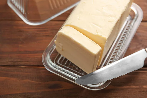 Prato com manteiga e faca — Fotografia de Stock