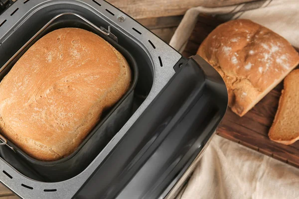 Pão assado na máquina de pão — Fotografia de Stock