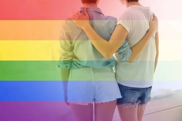 Dupla exposição da bandeira do arco-íris e casal lésbico feliz — Fotografia de Stock