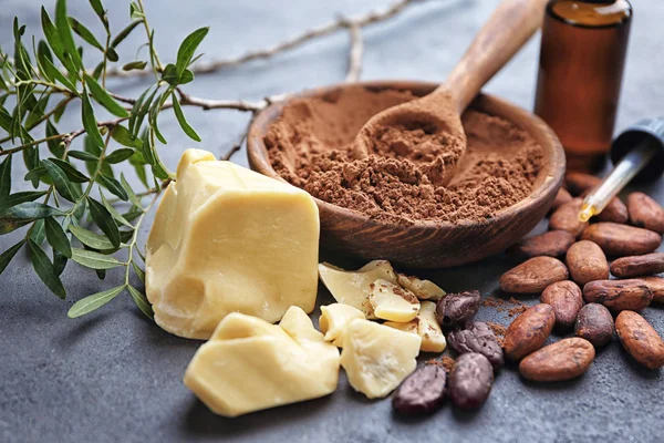 Komposisi yang indah dengan mentega kakao — Stok Foto