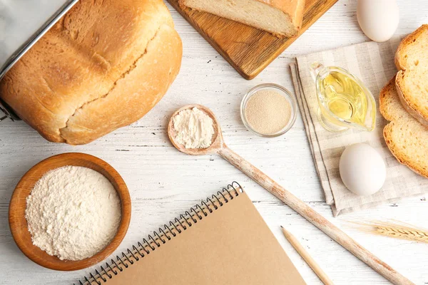 Buku catatan dan bahan-bahan untuk roti — Stok Foto