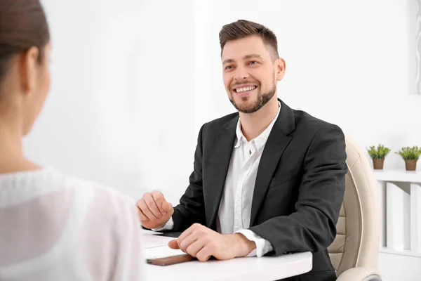 Uomo presso l'ufficio notaio pubblico — Foto Stock