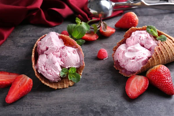 Γκοφρέτα κώνους με παγωτό φράουλα — Φωτογραφία Αρχείου