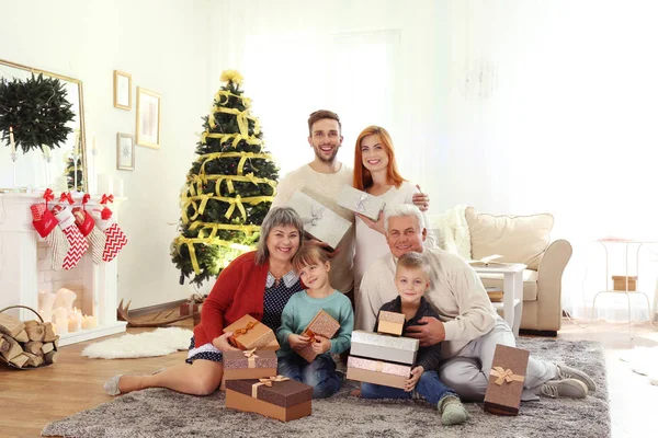 Lycklig familj i vardagsrummet inrett till jul — Stockfoto