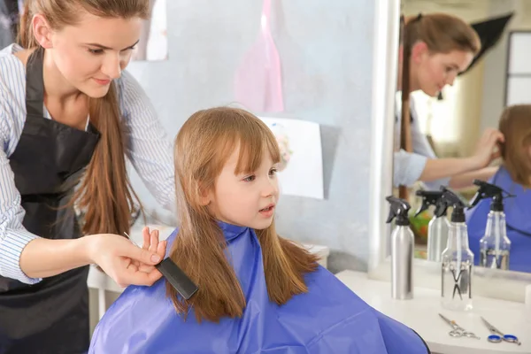 Menina no salão de cabeleireiro — Fotografia de Stock
