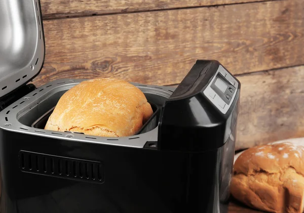Запечённый хлеб в хлебопекарной машине — стоковое фото