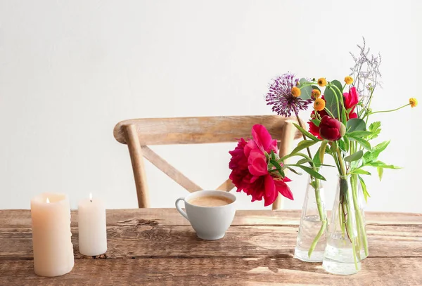 Lindas flores em vasos — Fotografia de Stock