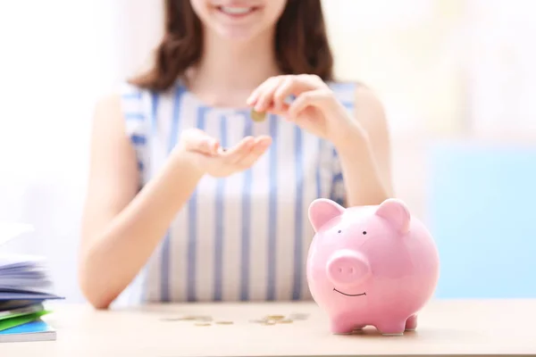 Banco porquinho e menina no fundo. Economia para o conceito de educação — Fotografia de Stock