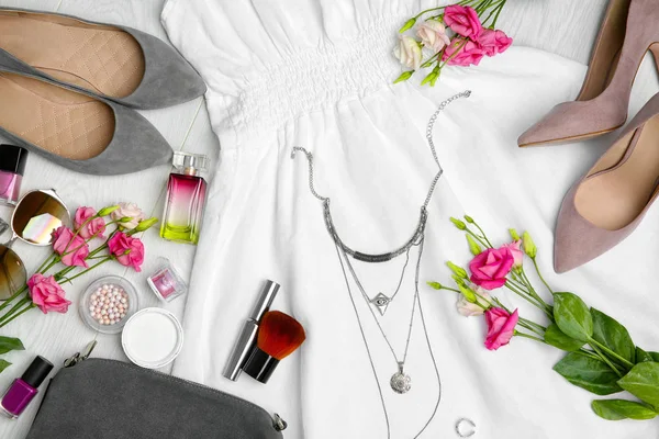 Clothes with accessories and flowers — Stock Photo, Image