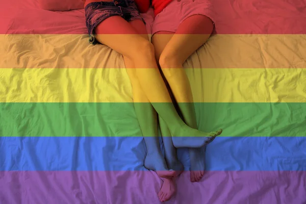 Подвійне експонування веселки прапора і щаслива лесбіянка пара — стокове фото