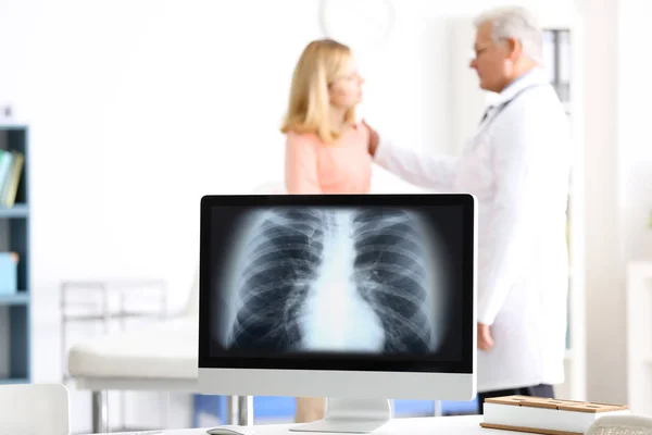 Asztma és az egészségügyi ellátás fogalma. Számítógép a mellkas röntgen vizsgálata, a képernyőn. Orvos és a beteg a háttérben — Stock Fotó
