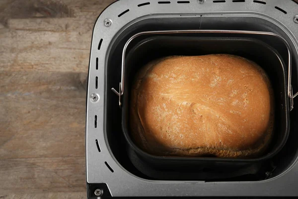 Хлебопечка с буханкой — стоковое фото