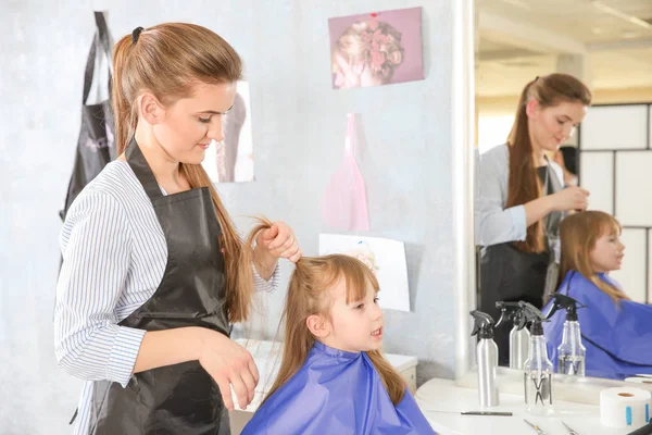 Flicka i frisörsalong — Stockfoto