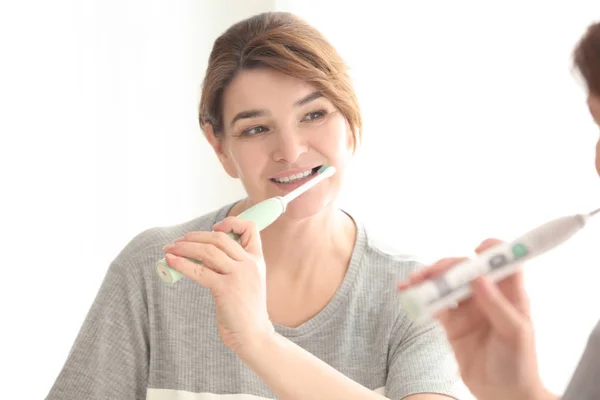 Mujer mayor limpiando dientes — Foto de Stock