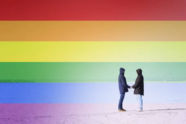 Подвійне експонування веселкового прапора та щасливої пари геїв — стокове фото