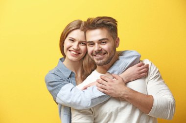 sevimli genç bir çift  