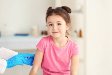 sevimli küçük kız telkih doktor