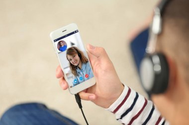 Online taksi hizmet kavramı. Adam dağıtıcı smartphone cep telefonu ile video konferans