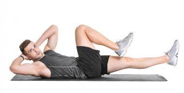 Bisiklet crunch yapan yakışıklı erkek  