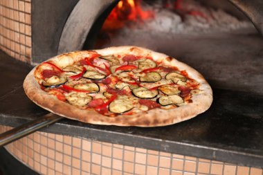 pizza fırından koyarak