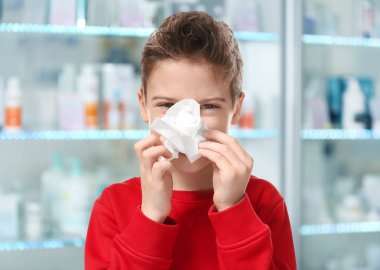 Küçük çocuk doku burnuna eczanede, alerji kavramı üfleme 