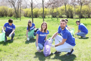Grup genç gönüllü Park'ta çöp toplama