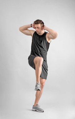 Bisiklet crunch yapan yakışıklı erkek  