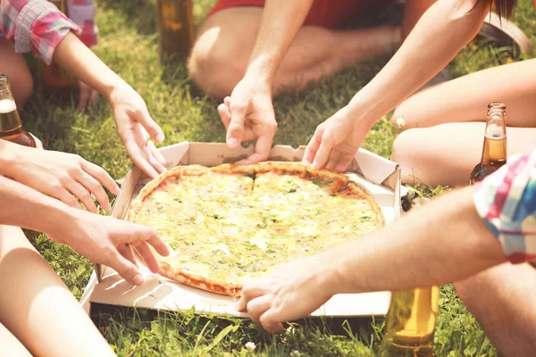 Amigos tomando fatias de pizza — Fotografia de Stock