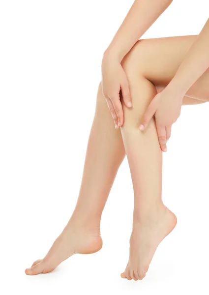 Epilationskonzept. Beine der schönen jungen Frau — Stockfoto