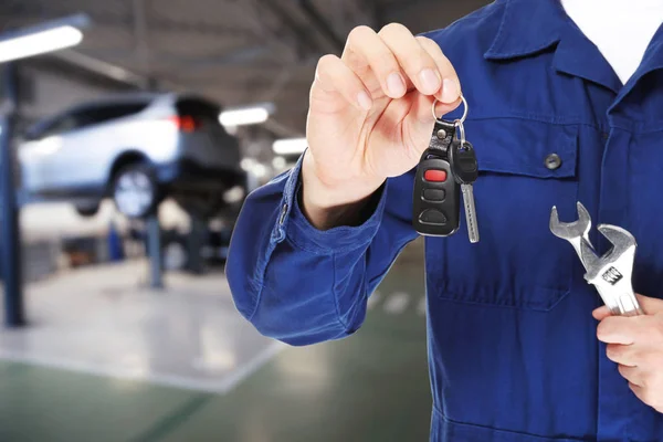 Mecánico automático que sostiene la llave con las herramientas —  Fotos de Stock