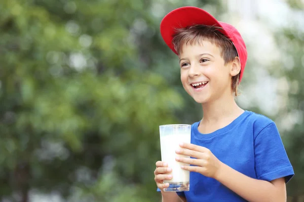 孩子用塑料瓶牛奶 — 图库照片