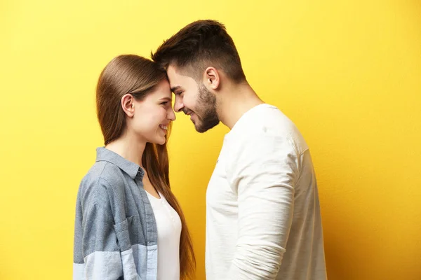 Bonito jovem casal — Fotografia de Stock