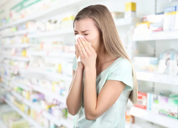 Ung Kvinna Blåser Näsan Vävnad Apotek Allergier Koncept — Stockfoto