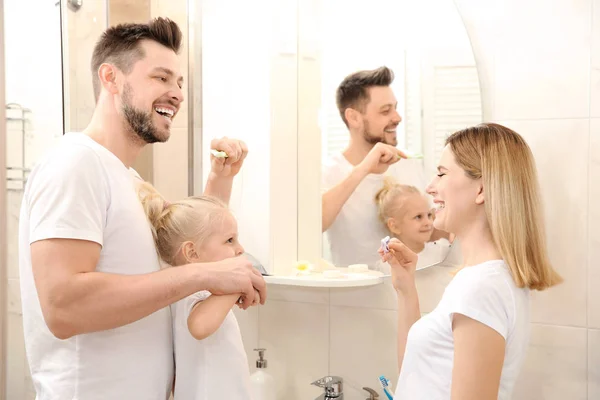 夫婦と娘の歯を磨く — ストック写真