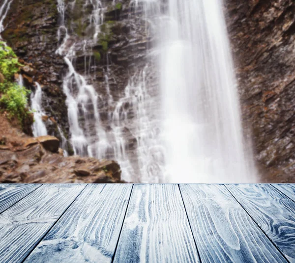 Mesa de madeira e cachoeira — Fotografia de Stock