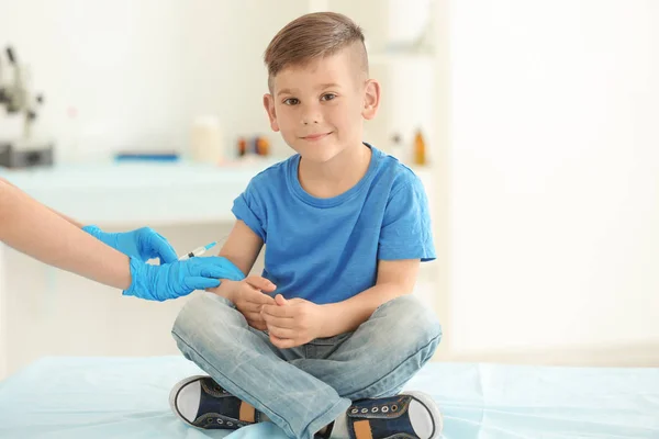 Médico fêmea vacinando menino — Fotografia de Stock