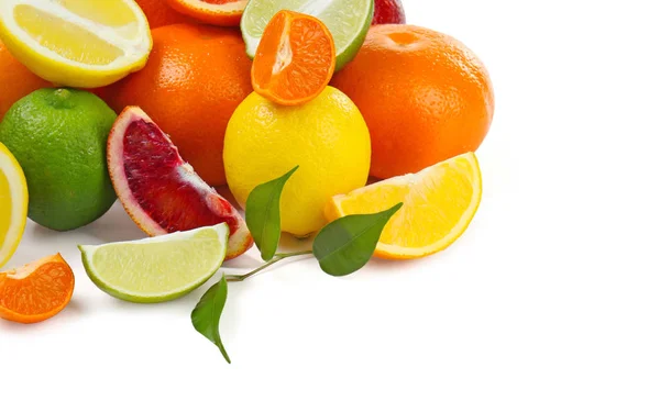 Sappige citrusvruchten op wit — Stockfoto