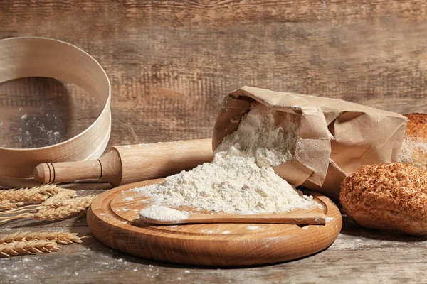 Worek papierowy mąki i łyżkę — Zdjęcie stockowe